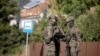 Польские военнослужащие патрулируют улицу после того, как беспилотник врезался в жилой дом в Вырыки-Полуд, Польша, 10 сентября 2025 г. Фото Reuters