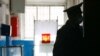 Полиция в петербургском УИКе избила кандидата в заксобрание. Ранее он зафиксировал пропажу нескольких сотен чистых бюллетеней